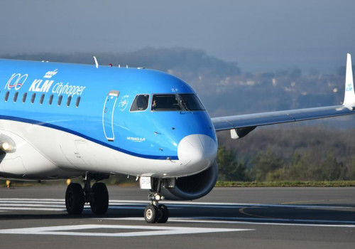 Hoeveel vliegtuigen landen per uur op Schiphol?